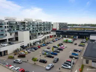 Stort og indbydende butikslokale i travlt indkøbsområde