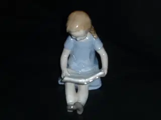 porcelæns figur af en pige der læser