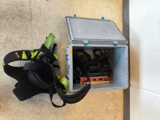 Kasse m. sikringsgrej samt div.