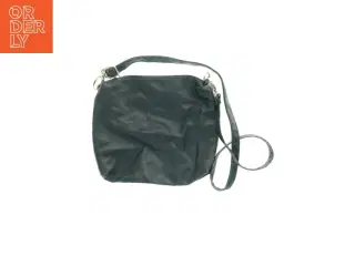 Sort skuldertaske i læderlook (str. 28 x 25 cm)