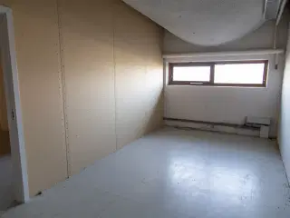 RÅT LOKALE PÅ 210 M2 MED MULIGHED FOR AT SÆTTE SIT EGET PRÆG
