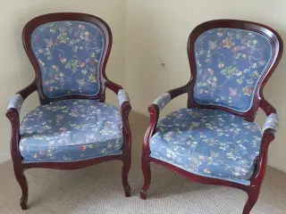 Stole i mørk træ og blomstret stof 