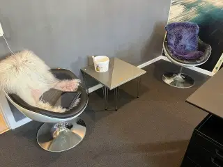 2 stk. drejebare lænestole, hvid ramme m. sort kunstlæder og sofabord