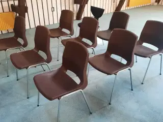 Stabelstole i brun plast/metal.  NEDSAT !