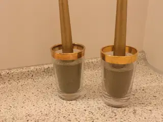 2 glas lysestager med gyldent kant og sand i gylde