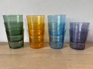 Kulørte drikkeglas = 5 kr./stk.