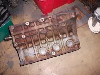 motor til avensis årg. 1998 
