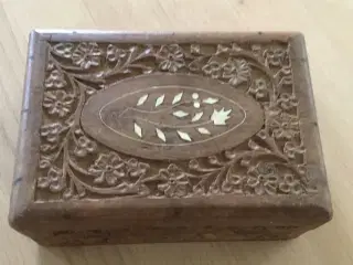 Retro smykkeskrin i træ med blomst af elfenben