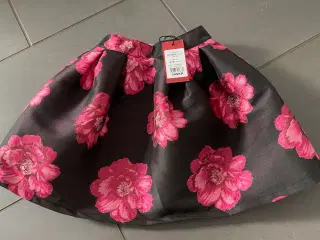 Super flot sort nederdel med pink blomster - nyt