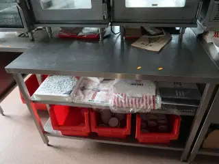 Rustfri stålbord med indhold