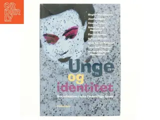 Unge og identitet : socialisation i otte forskellige lande af Birgitte Prytz Clausen (Bog)