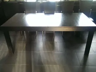 Sortbejdset spisebord
