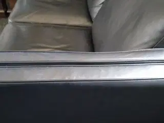 2 personers sofa i sort læder 