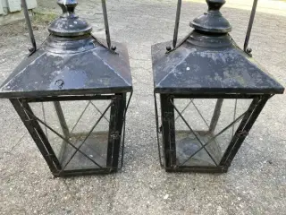 To fine lanterne i metal