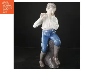 Porcelænsfigur af dreng fra B&G (str. 30x13 cm)