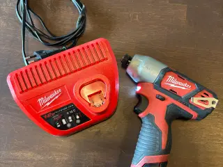 Milwaukee skruemaskine M12 m. 2ah batteri