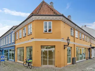 Hjørnebutik på gågaden i Nyborg. Mindre butik og stor facade.