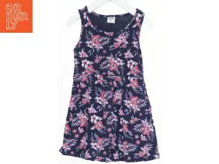 Kortærmet kjole med blomsterprint fra Kiki&koko (str. 104)