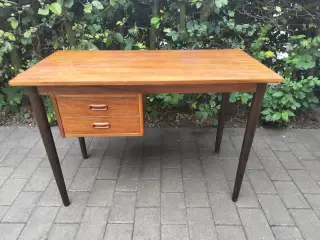 Skrivebord i teak træ 