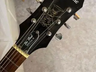 Guitar med autograf af Jacob Dinesen 