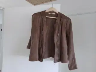 Nougatfarvet jakke sælges
