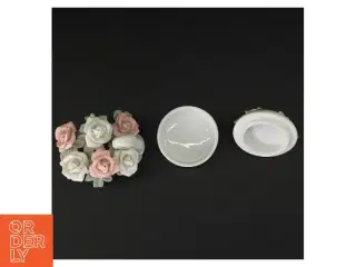 Porcelænssvane med blomsterdekoration og krukke (str. Svane 9 x 8 x 8 cm krukke 7 x 6 cm)