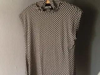 The Masai Bluse med høj krave og unden ærmer.