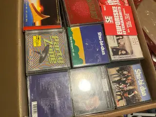 En kasse fyldt med cd’er 
