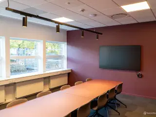 Nyrenoveret kontorfællesskab med moderne fællesfaciliteter