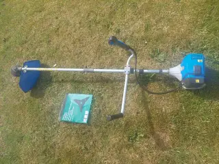 Buskrydder med motor fra Biltema.
