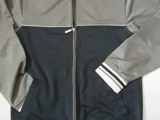 Joggingtrøje og t-shirt sæt. 