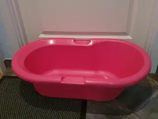 Lyserødt babybadekar med bundprop
