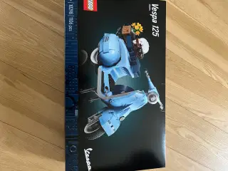 LEGO 10298 Vespa scooter