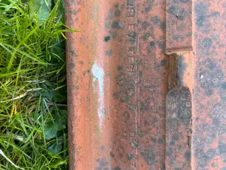 Ca 2500 røde tagsten inkl rygsten