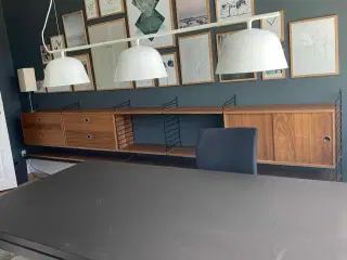 String reoler og hylder i valnød 
