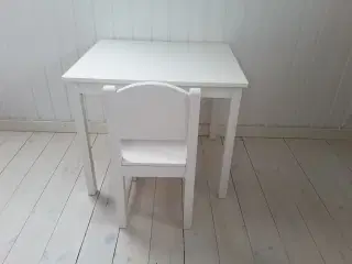 Børnebord og børnestol af træ