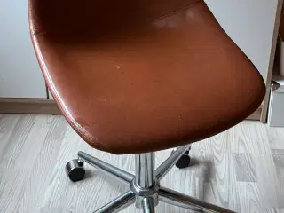 Kontorstol i brunt kunstlæder