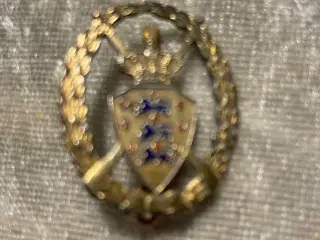 Broche og nål med rigsvåben i sølv