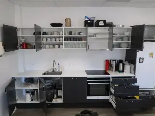 Tøm køkkenbord & skabe for indhold
