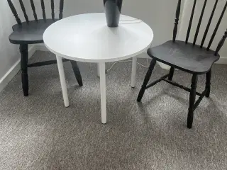 Sofabord hvidmalet med 2 sorte spisebordsstole