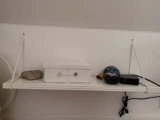 3 hylder med hyldebeslag