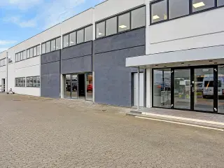 Stort lejemål med mulighed for engrossalg eller showroom i Glostrup