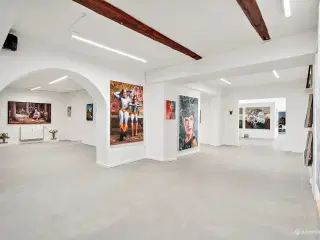 Rummeligt lejemål til galleri og showroom på 336 m2