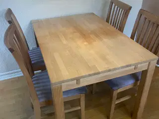 Massivt egetræs spisebord