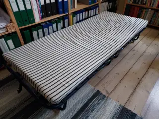 Sammenklappelig gæsteseng med lamelbund
