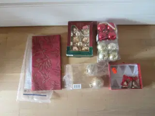 Forskellige ubrugte julekugl/dug og Klokker samlet