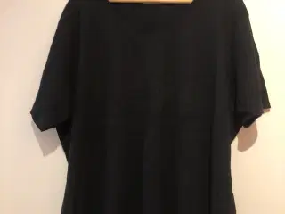 Bluse med fint mønster i sort fra Zizzi 