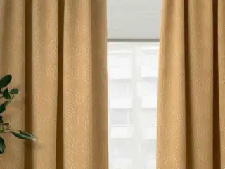 Et sæt Praktrøllika mørklægningsgardiner fra Ikea