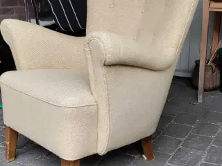 Lænestol, næsten øreklapstol. Pastelgul uldstof.