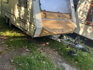 Fin ældre campingvogn